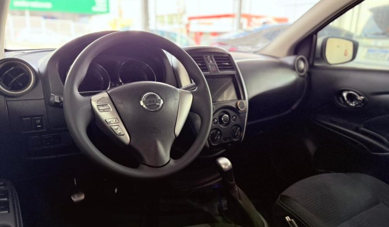 
								Nissan Versa cheio									
